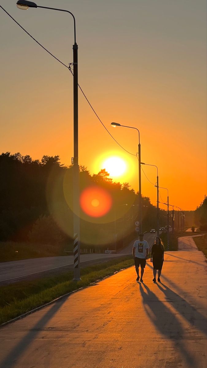 Menutup Hari dengan Berjalan di Bawah Langit Senja